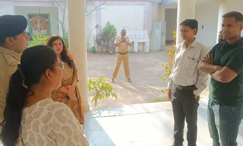 कलेक्टर एवं पुलिस अधीक्षक ने किया संयुक्त भ्रमण, मतदान केन्द्रों पर पहुंचकर देखी व्यवस्थाएं