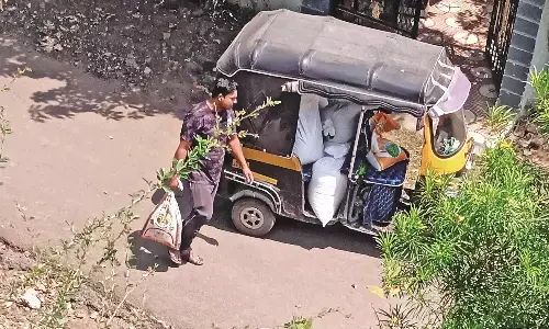 खुद को गरीब बताकर कंट्रोल के चावल खरीद बेच रहे हैं लोग, लगा रहे सरकारी योजना को पलीता