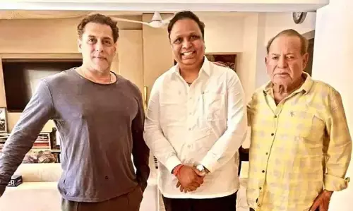 फटी हुई टी-शर्ट पहने नजर आए सलमान खान, फैंस हुए हैरान, यूजर्स बोले- हम करें तो गरीबी