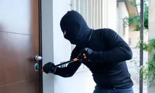 पहले करता था रैकी, बाद में पुलिस ने एक शातिर आरोपी पकड़ा, चोर से जब्त किए सोने के जेवर