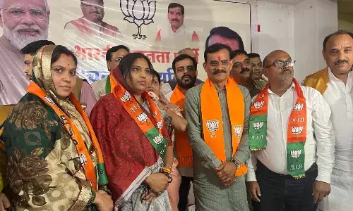 नपा उपाध्यक्ष डॉली डागौर ने तीन अन्य महिला पार्षदों के साथ थामा भाजपा का दामन, सिवनी से कटनी जाकर भाजपा प्रदेश अध्यक्ष के समक्ष भाजपा में हुईं शामिल