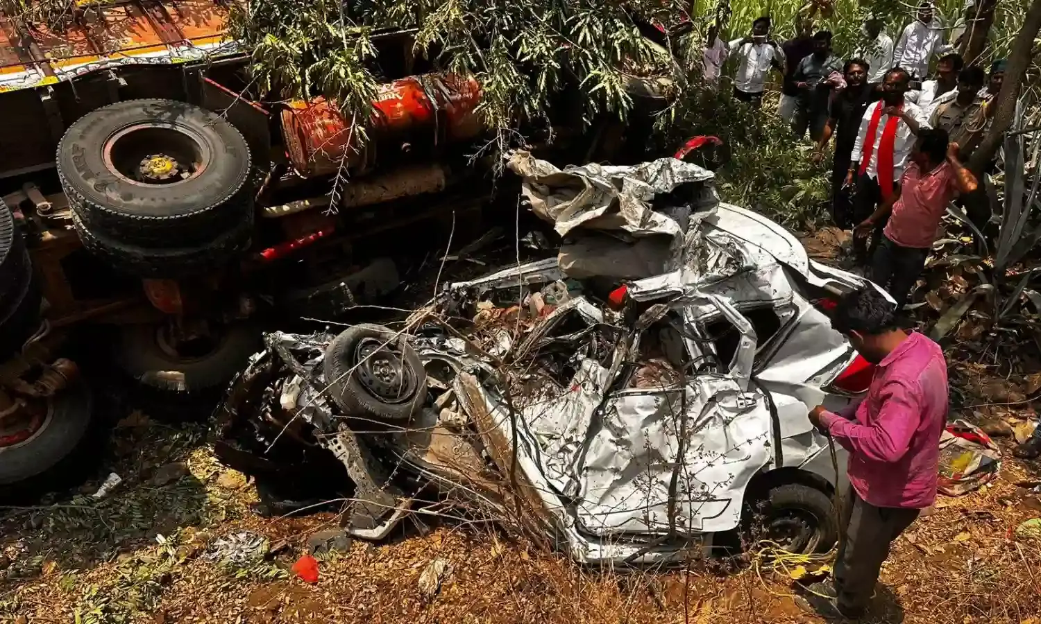 दर्दनाक हादसे में ट्रक ने कार को उड़ाया, 4 की मौत, इंदौर के रहने वाले थे मृतक