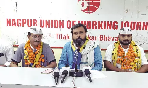 पुलिस ने आप के पदाधिकारियों कार्यकर्ताओं को हिरासत में लिया , जताया विरोध