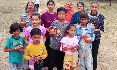 देवी की मढ़िया में उमड़ रहा आस्था का जनसैलाब