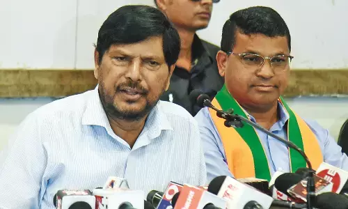 संविधान को बदलने की भाषा बाेलने वाले ही बदलेंगे, संविधान नहीं बदलेगा : आठवले संविधान को बदलने की भाषा बाेलने वाले ही बदलेंगे, संविधान नहीं बदलेगा : आठवले