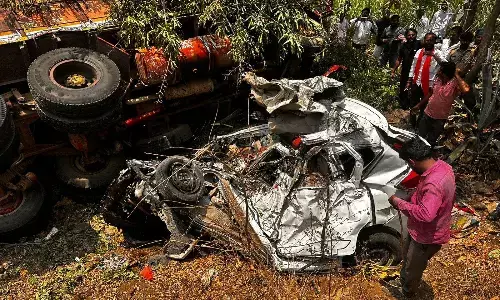 दर्दनाक हादसे में ट्रक ने कार को उड़ाया, 4 की मौत, इंदौर के रहने वाले थे मृतक दर्दनाक हादसे में ट्रक ने कार को उड़ाया, 4 की मौत, इंदौर के रहने वाले थे मृतक