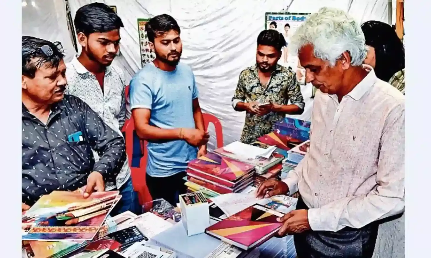 सस्ते को महँगा करने का ऐसा खेल, एनसीईआरटी की किताबों पर सील लगाकर बढ़ा दिए गए रेट