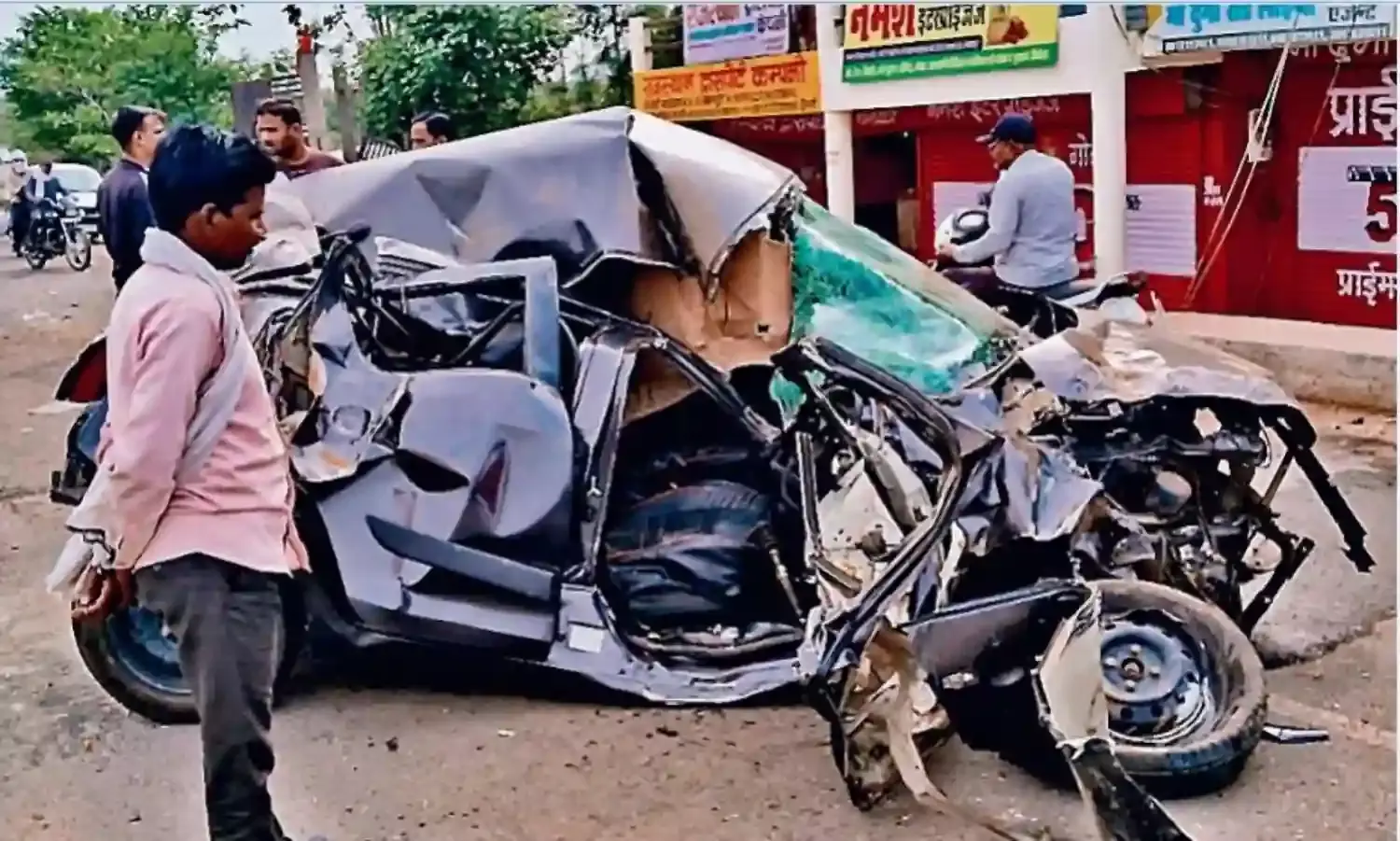 हाईवे पर डिवाइडर से टकराकर पलटी कार, 50 फीट तक घिसटी, 1 की मौत
