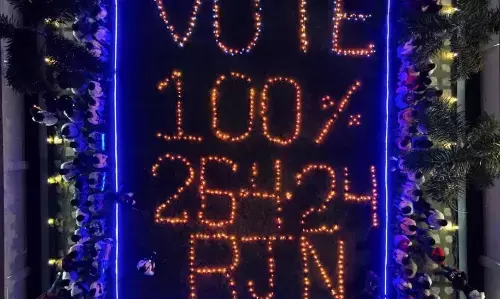 युवाओं ने विशाल आकर्षक रंगोली एवं दीप जलाकर शत प्रतिशत मतदान करने की अपील की