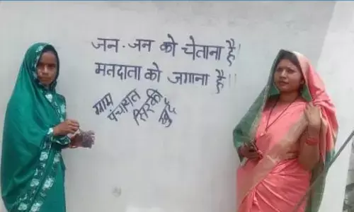 दीवारों पर नारा लेखन कर ग्रामीण मतदाताओं को किया जागरूक