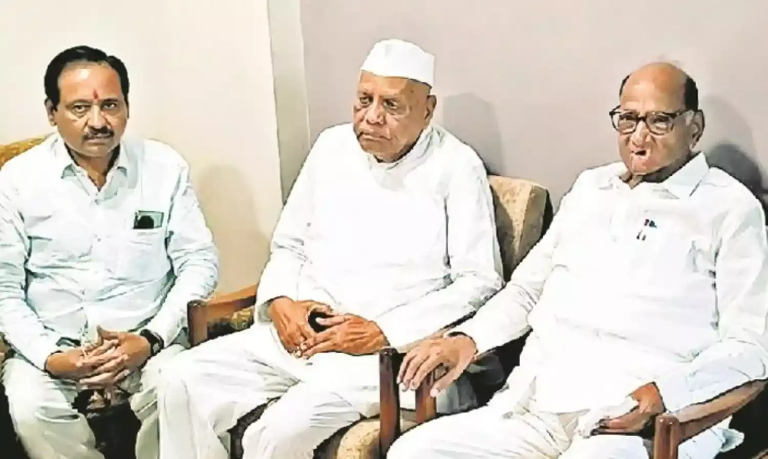 धुर विरोधियों को साधने में जुटे पवार, 55 साल बाद अपने कट्टर विरोधियों से मिले