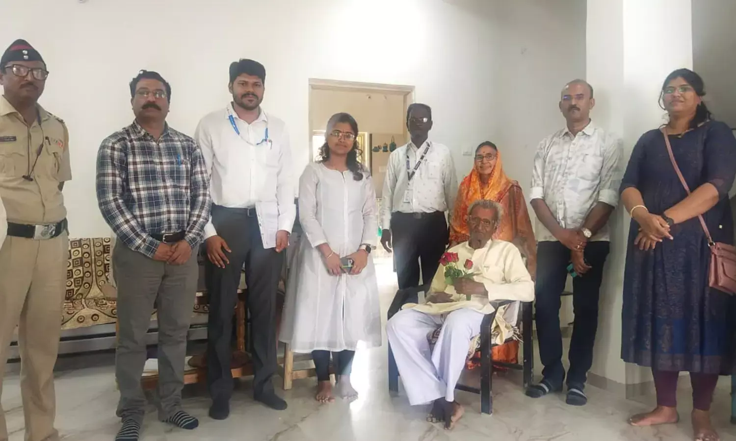 अमरावती में पहले ही दिन 911 बुजुर्गों व विकलांगों के घर जाकर करवाया मतदान