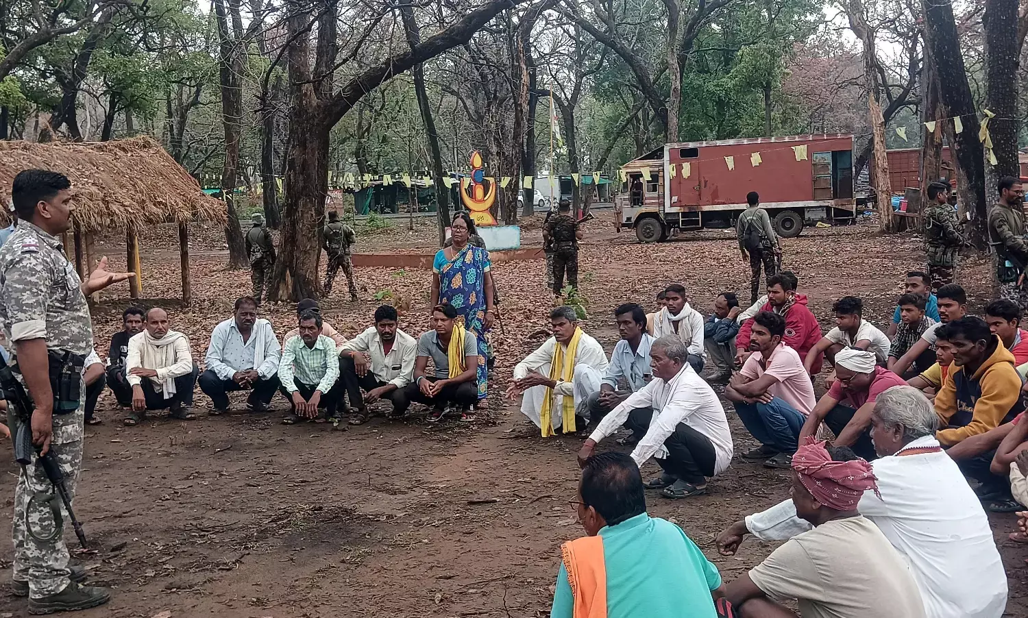 पुलिस जवान घर-घर जाकर कह रहे नक्सलियों से डरने की कोई जरूरत नहीं, हम तुम्हारे साथ हैं