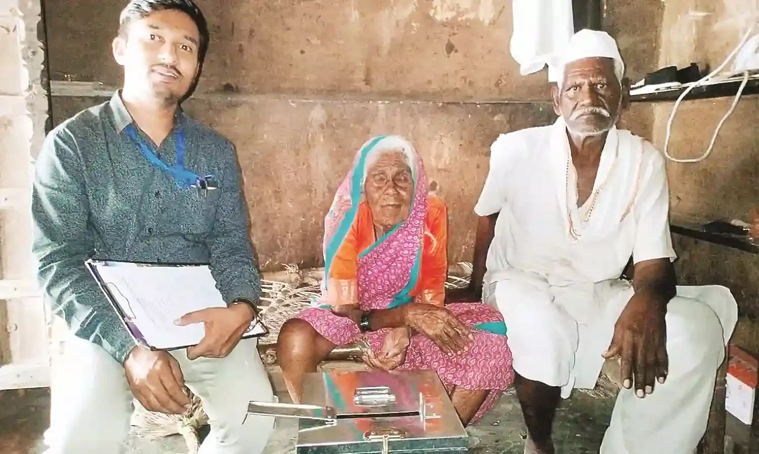रिसोड़ के करडा की बहिणाबाई ने दिया घर से अपना पहला वोट, नई तकनीक से हुई वाकिफ