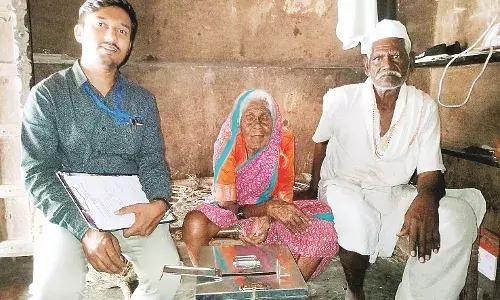 रिसोड़ के करडा की बहिणाबाई ने दिया घर से अपना पहला वोट, नई तकनीक से हुई वाकिफ