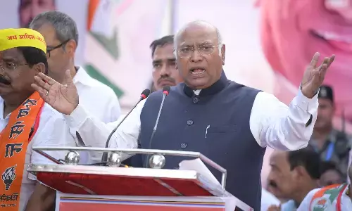 लड़ाई मोदी और BJP से नहीं, संविधान और लोकतंत्र को जिंदा रखने के लिए.. चुनाव से पहले खरगे का बड़ा बयान लड़ाई मोदी और BJP से नहीं, संविधान और लोकतंत्र को जिंदा रखने के लिए.. चुनाव से पहले खरगे का बड़ा बयान