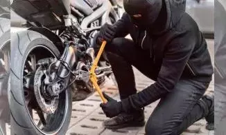 चोरी की बाइक के साथ 2 आरोपी गिरफ्तार, पूछताछ के बाद न्यायालय में किया गया पेश