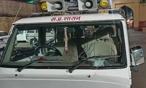 अवैध शराब पकडने पहुंची आबकारी विभाग की टीम पर हमला, जप्ती पत्रक छीनकर फाडा,आरक्षक के साथ की मारपीट, वाहनो पर की पत्थर बाजी