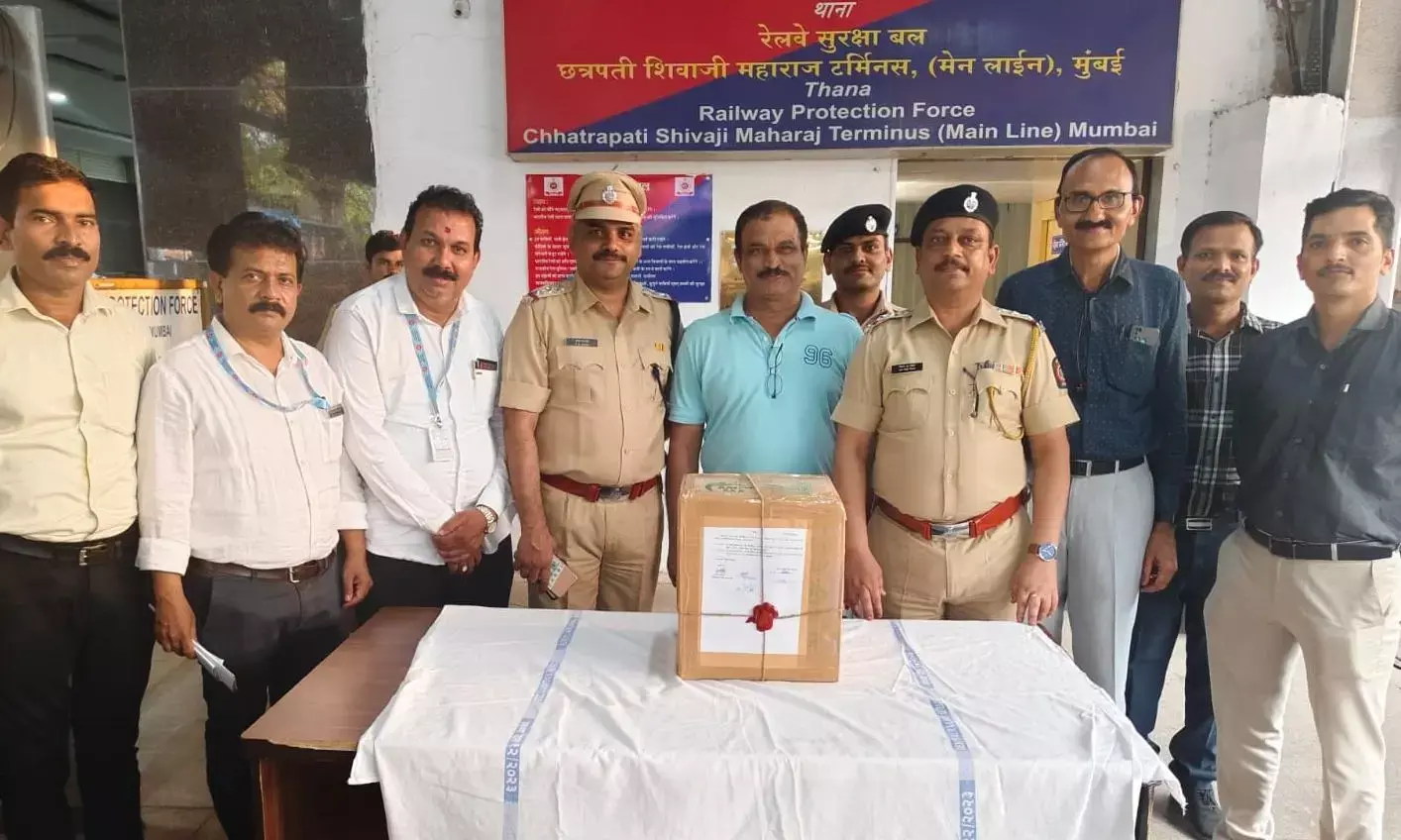 सीएसटी स्टेशन पर पकड़ा गया 60 लाख रु नगद, कैश वाले कार्टून को मिठाई का नाम दिया