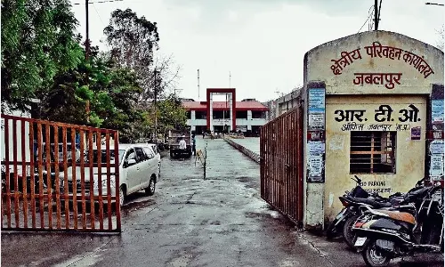 काम न होने पर आरटीओ से निराश लौट गए सैकड़ों लोग