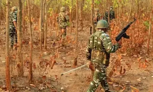 छत्तीसगढ़ में टॉप कमांडर सहित 18 नक्सलियों का एनकाउंटर, 3 जवान घायल, मुठभेड़ जारी छत्तीसगढ़ में टॉप कमांडर सहित 18 नक्सलियों का एनकाउंटर, 3 जवान घायल, मुठभेड़ जारी