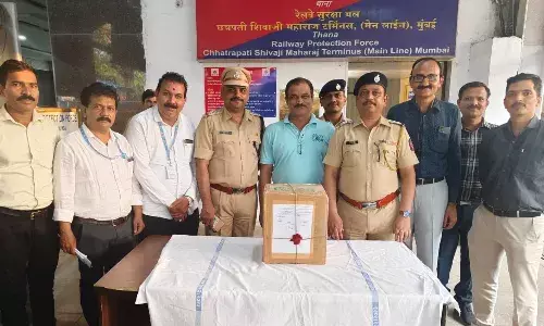 सीएसटी स्टेशन पर पकड़ा गया 60 लाख रु नगद, कैश वाले कार्टून को मिठाई का नाम दिया