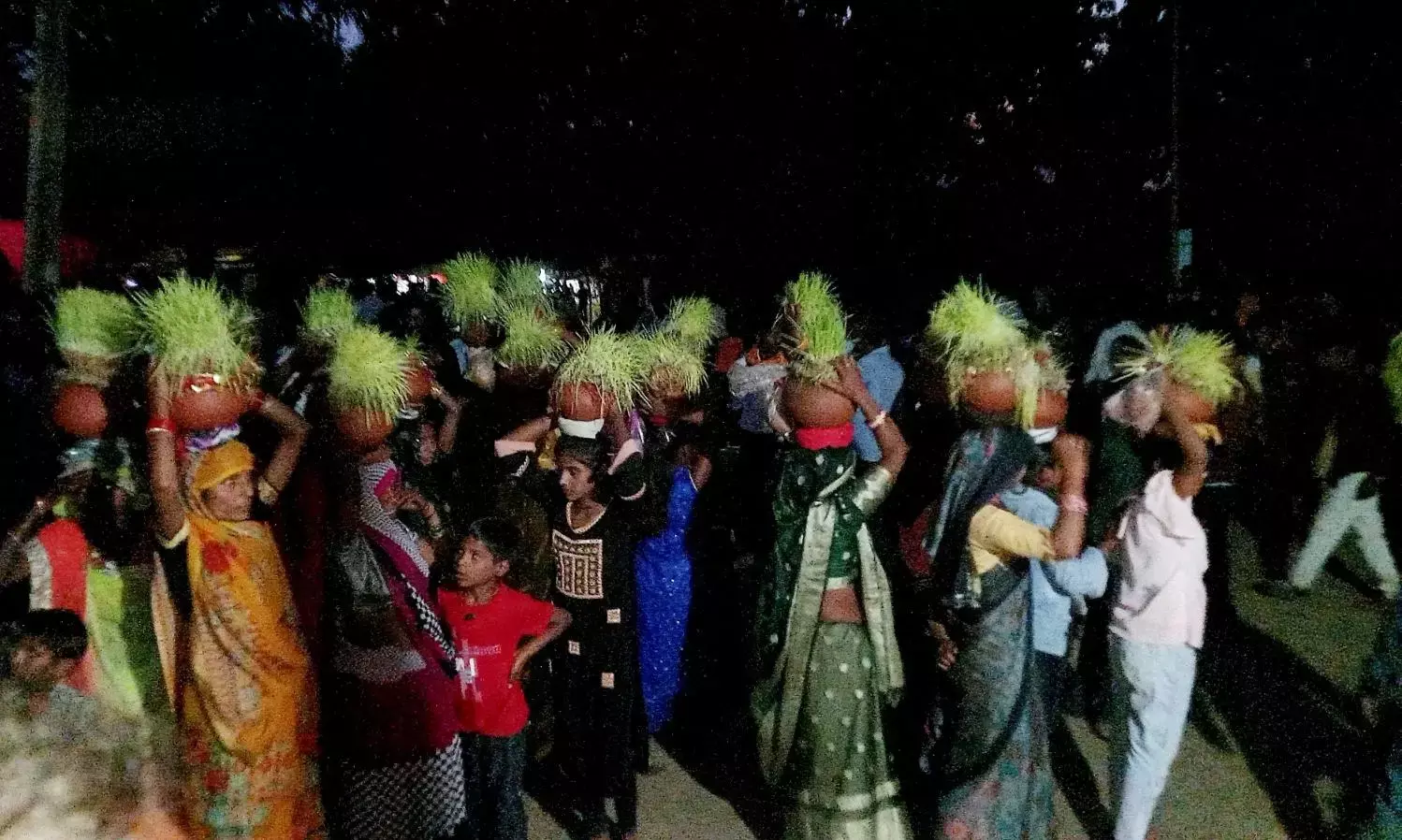मध्य प्रदेश के पन्ना में नवमी के दिन निकले जवारे, चकदही मेला में उमड़ी श्रद्धालुओं की भीड़