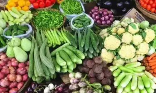 गर्मी में बीमारियों से रहना चाहते हैं कोसों दूर, तो डाइट में शामिल करें ये सब्जियां गर्मी में बीमारियों से रहना चाहते हैं कोसों दूर, तो डाइट में शामिल करें ये सब्जियां