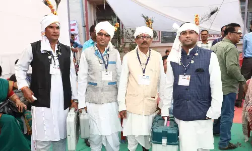 पुरुष धोती, पायजामा कुर्ता और जैकेट तो महिलाएं नाकों में नथनी और कानों में झुमका लगाए चुनाव ड्यूटी पर रवाना