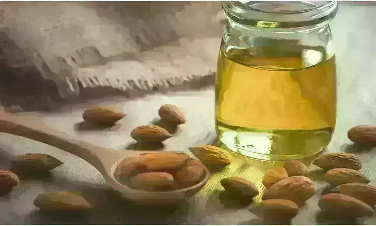 चेहरे की झुर्रियों को कम करने में असरदार है बादाम का तेल, जानिए कब और कैसे लगाएं