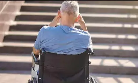 पैसों के लिए की सारी हदे पार, लोन लेने के लिए मृत बुजुर्ग के शव को बैंक लेकर बैंक पहुंची महिला पैसों के लिए की सारी हदे पार, लोन लेने के लिए मृत बुजुर्ग के शव को बैंक लेकर बैंक पहुंची महिला