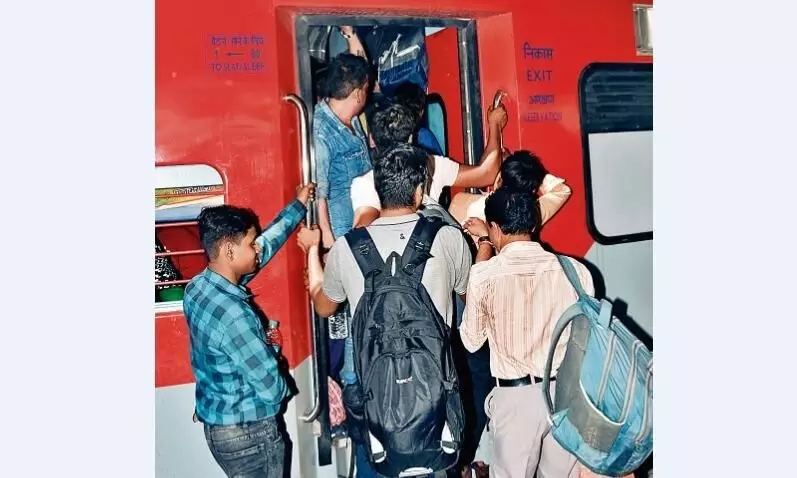 ट्रैफिक बढ़ते ही वेटिंग का आँकड़ा सैकड़ा पार ट्रैफिक बढ़ते ही वेटिंग का आँकड़ा सैकड़ा पार
