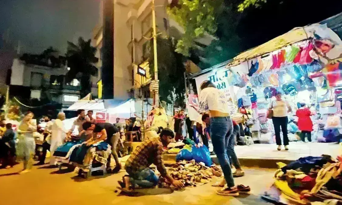 बांद्रा के हिल रोड से अनधिकृत फेरीवालों को हटाने बीएमसी को कड़ा निर्देश
