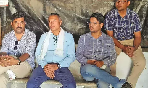 मांग रहे थे जबर्दस्ती रकम, महावितरण के 4 कर्मचारियों को नागरिकों ने पुलिस को सौंपा मांग रहे थे जबर्दस्ती रकम, महावितरण के 4 कर्मचारियों को नागरिकों ने पुलिस को सौंपा