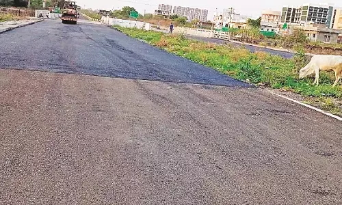 ठेका कंपनी ने अधूर छोड़ दिया था काम,  हॉट मिक्स प्लांट से  रास्ते का निर्माण कार्य पूरा