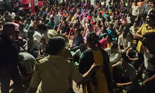 मामूली बात पर विवाद करते हुए एक-दूसरे पर पथराव ,  12 उपद्रवियों को घर से उठाया मामूली बात पर विवाद करते हुए एक-दूसरे पर पथराव ,  12 उपद्रवियों को घर से उठाया