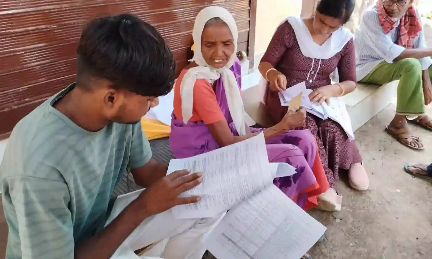 चंद्रपुर में इधर से उधर भटकते रहे मतदाता, जिंदा रहने के बावजूद बताया मृत