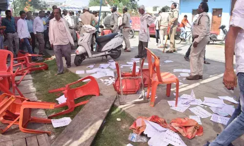 कांग्रेस और भाजपा कार्यकर्ताओं के बीच चली लाठी-हॉकी, वार्ड नम्बर 25 मराठी स्कूल के सामने विवाद