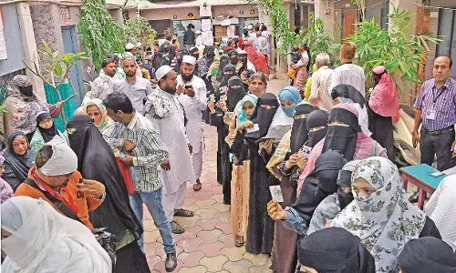 तकनीकी गड़बड़ी ,  ईवीएम बंद होने पर हंगामा , मोमीनपुरा में देर शाम तक चलता रहा मतदान