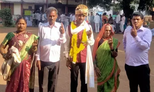 गडचिरोली में मतदान के बाद ही घोड़ी चढ़ा दूल्हा, परिजनों ने भी पहले किया मतदान