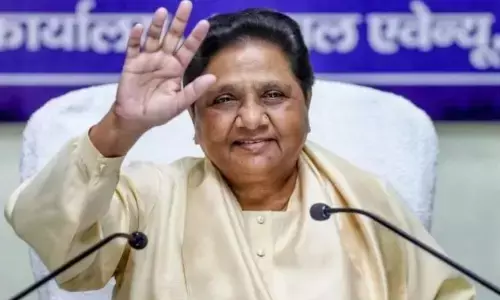 आंवला लोकसभा सीट पर बसपा के दो प्रत्याशियों ने दाखिल किया नामांकन, अधिकारियों ने बसपा चीफ से की बात आंवला लोकसभा सीट पर बसपा के दो प्रत्याशियों ने दाखिल किया नामांकन, अधिकारियों ने बसपा चीफ से की बात