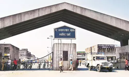 कलमाना में स्ट्रांग रूम - व्यापारी डेढ़ माह तक छटपटाएंगे, बंदोबस्त से ट्रैफिक जाम कलमाना में स्ट्रांग रूम - व्यापारी डेढ़ माह तक छटपटाएंगे, बंदोबस्त से ट्रैफिक जाम