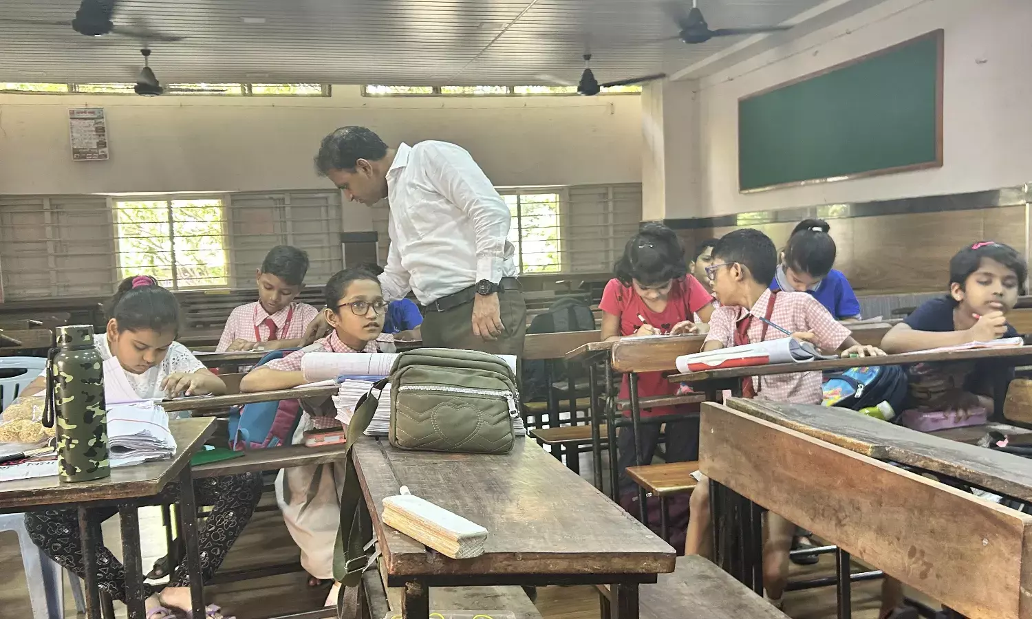20 साल से 100 फीसदी बच्चे हो रहे पास, कमजोर विद्यार्थियों के लिए छुट्टियों में चलती अतिरिक्त कक्षाएं