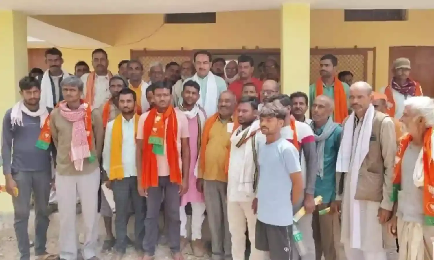 भाजपा प्रत्याशी विष्णुदत्त शर्मा के समर्थन में पूर्व मंत्री ने किया ग्रामों का दौरा