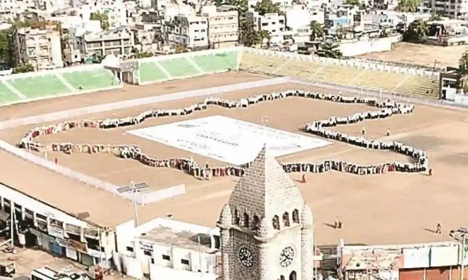 एक साथ दो हजार लोगों ने ली मतदाता जागरूकता की शपथ, बनाया जिले का नक्शा