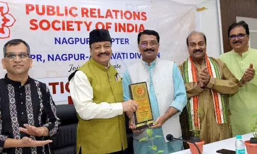 उत्कृष्ट कार्य के लिए जन संवाद विभाग प्रमुख डॉ मोइज मन्नान हक़ और अशोक कोल्हटकर का सम्मान