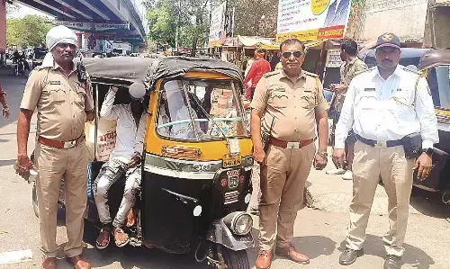 ऑटो रिक्शा चालकों पर कार्रवाई, 661 आटो रिक्शा चालान, 93 हजार जुर्माना वसूला ऑटो रिक्शा चालकों पर कार्रवाई, 661 आटो रिक्शा चालान, 93 हजार जुर्माना वसूला