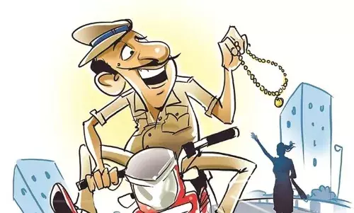 दो पुलिसकर्मी खुद कर रहे थे चेन स्नैचिंग, पूछताछ के लिए बुलाने पर हुए गायब