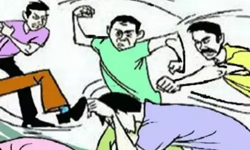 रास्ते में मिले शराबियों ने युवक के साथ की मारपीट, मामला थाने में दर्ज रास्ते में मिले शराबियों ने युवक के साथ की मारपीट, मामला थाने में दर्ज