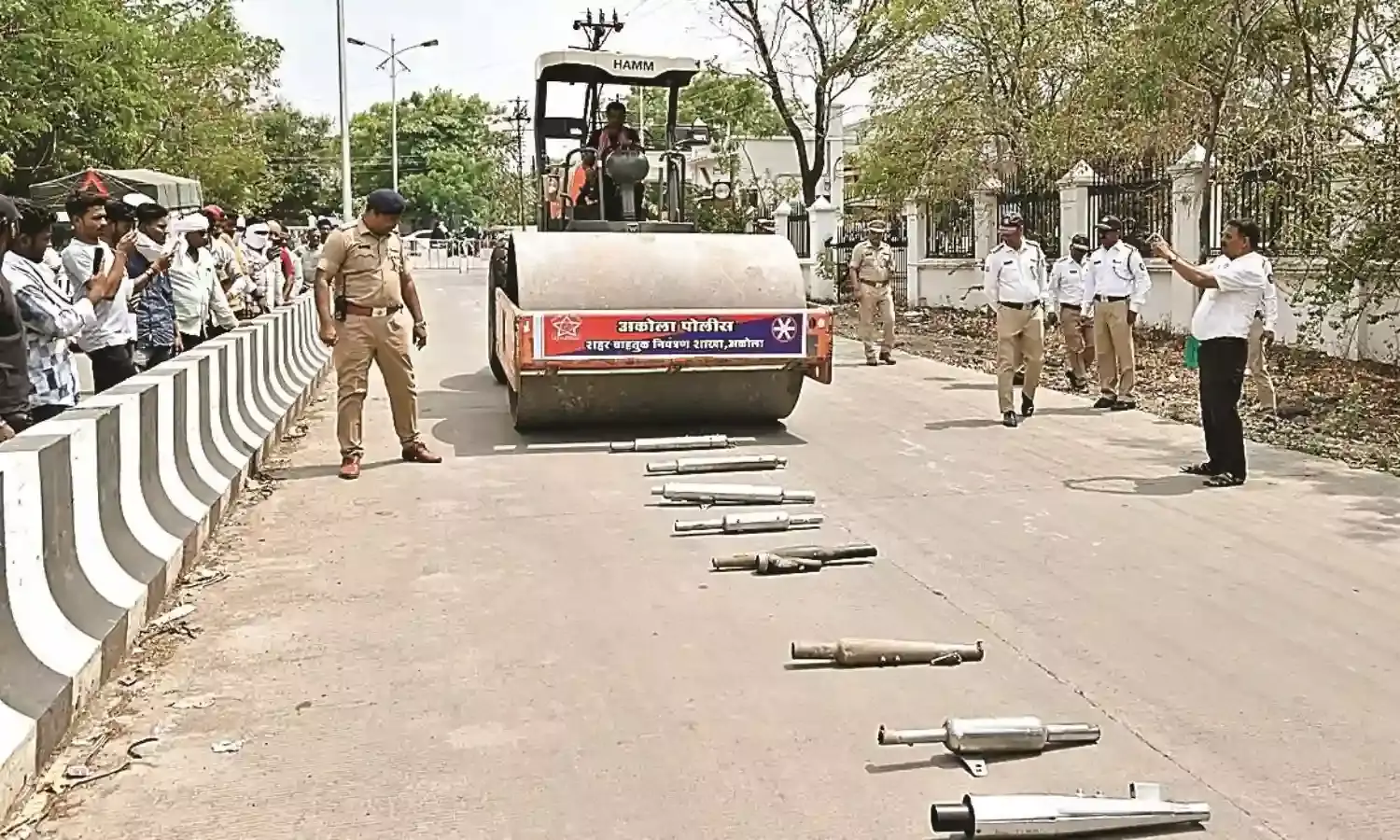 जब्त किए हुए पटाखा साउंड वाले साइलेन्सर यातायात पुलिस ने किए नष्ट